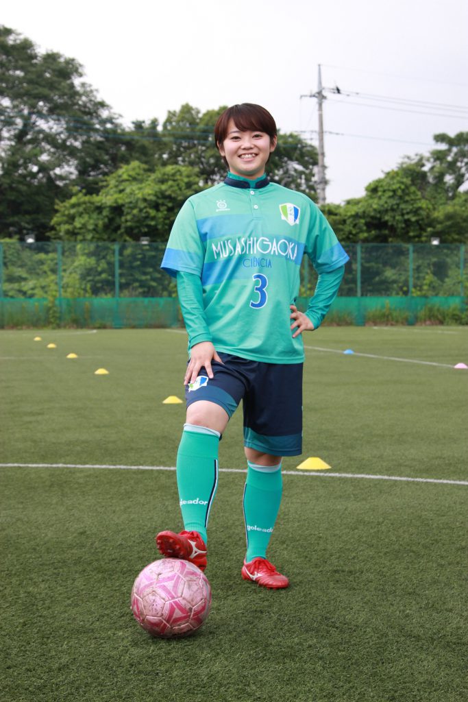 女子サッカー部 シエンシア ポーズを決めて 新ユニフォームを披露 こんなチーム 他にない 武蔵丘短期大学
